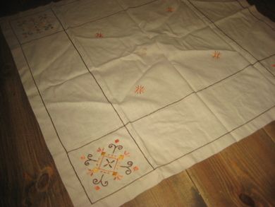 Pen heimebrodert duk ca 66*62 cm stor bitte liten skade i kant kan nok fikses 50-60 tallet