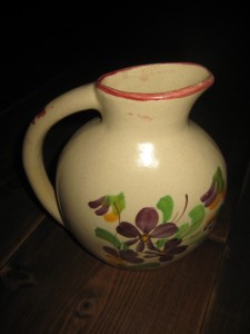 Eldre, oval keramikkvase med hank, ca 18 cm høg. 