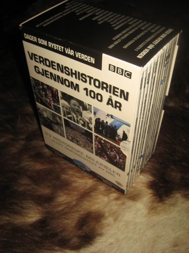 VERDENSHISTORIEN GJENNOM 100 ÅR. 23 historiske milepæler- flott dokumentert av BBC. 12 DVD. 2003.