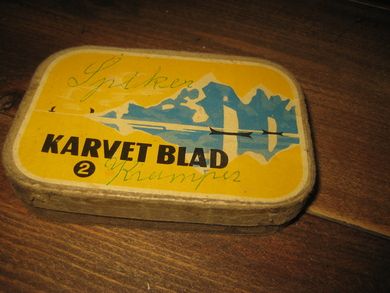 KARVET BLAD 2, fra Tiedemanns Tobaksfabrik, 50 tallet.