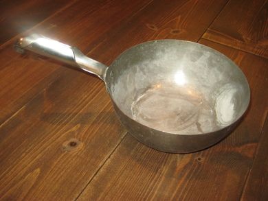 Gammel og stor aluminiums øse
