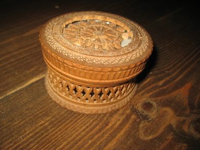 Rund pen eske i tre med lokk liten skade på lokket men likevel en godbit for den rette Gammel