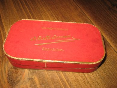 Gammel og pen eske fra Uhrmager & Guldsmed A. O. M. Iversen, Størdalen. 1800 tallet?