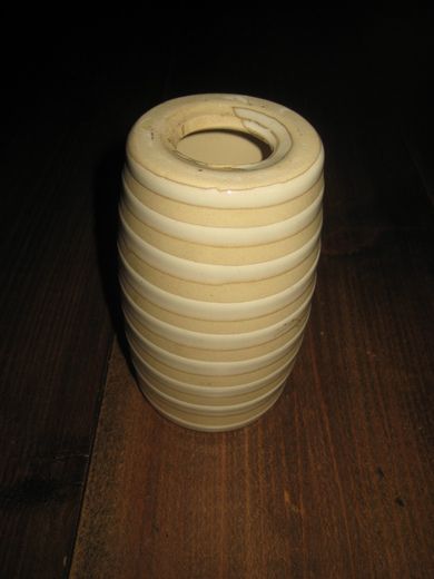 Pen vase, ca 12 cm høg. 