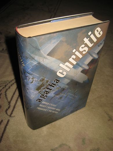 CHRISTIE, AGATHA: DØDEN I FLYET / HUSET I HICKORY ROAD / TRAGEDIE I TRE AKTER. 1998.