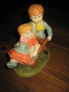 Nostalgisk pyntegjenstand i porselen, 50 tallet. Ca 14 cm høg.