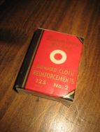 Eske med innhold, Dennison De luxe Gummed cloth, 60 tallet.