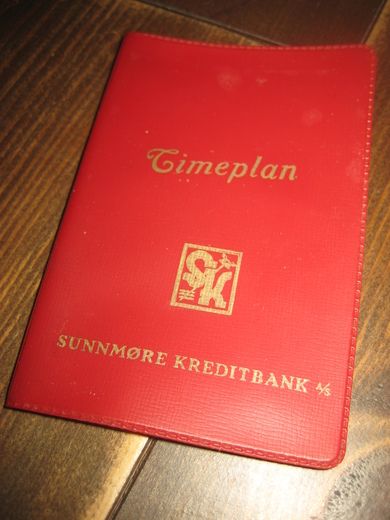 Plastomslag, TIMEPLAN, fra SUNNMØRE KREDITBANK. Uten timeplan inni.