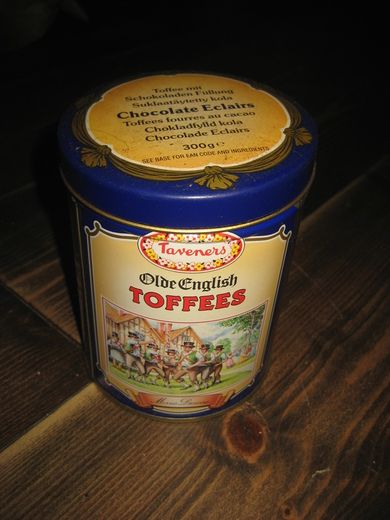 Engelsk sjokoladeboks ca 10 cm i diameter 13 cm høg