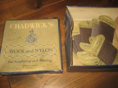 Eske med noe innhold CHADWICK'S WOOL and NYLON Ca 17*17 cm stor 7 cm høg 40 tallet