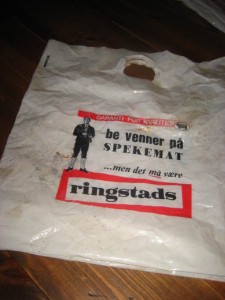 Plastnett med reklame fra RINGSTAD PØLSEFABRIK, STRANDA, 60 tallet. 
