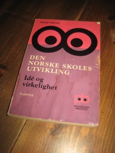 MYHRE, REIDAR: DEN NORSKE SKOLES UTVIKLING. 1978.