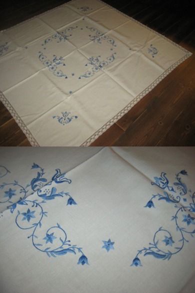 Meget pen, heimebrodert duk, ca 130*140 cm stor, masse arbeid med denne!
