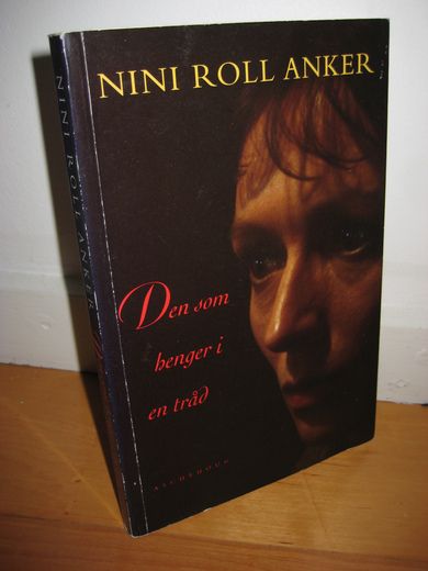 ANKER, NINI ROLL: Den som henger i en tråd. 1992.