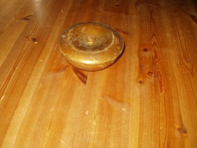 Gammel dreia treskål med lokk