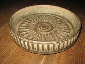 JONGUE keramisk fat fra Bornholm, ca 20 cm i diameter.