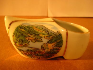 Tresko med motiv fra OTTA. 8.5 cm lang.