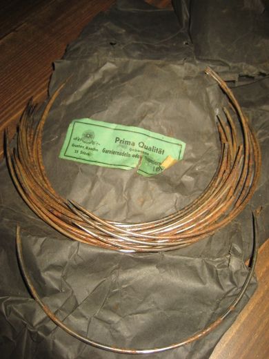 Pakke med gamle bua nåler for symaskin?? I skomakeri?? Selger hele pakken under ett ( 21 stk)