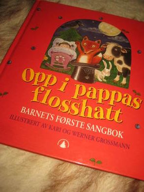 GROSSMANN: OPP I PAPPAS FLOSSHATT. Barnets første lesebok. 2006.