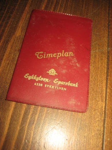 Reklamesak fra Sykkylven Sparebank, med innlagt og brukt timeplan fra 1974. Vik skule.