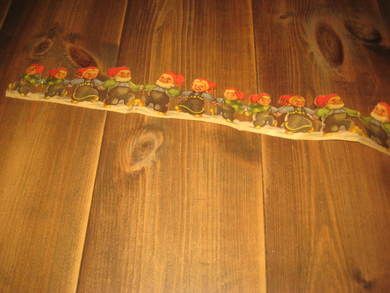 Lekkje med gamle julenisser ca 49 cm lang 6-7 cm høgre 30-40 tallet
