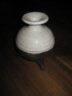 Pen, keramisk vase på 3 bein, ca 11 cm høg. 