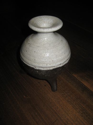 Pen, keramisk vase på 3 bein, ca 11 cm høg. 