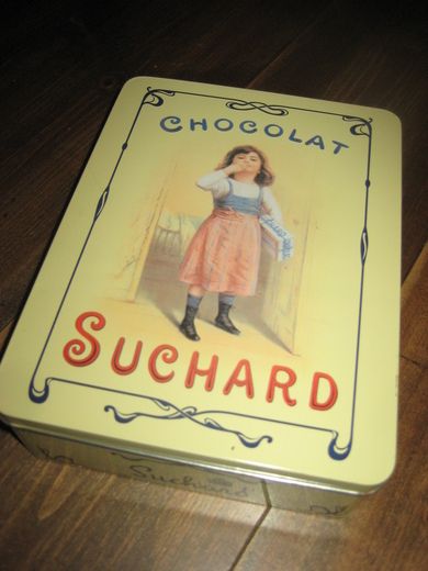 Pen boks med lokk: CHOCOLAT SUCHARD Ca 18*23 cm stor 6 cm høg