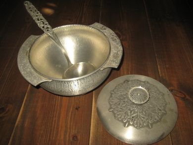 Terrin med lokk og skei EIK tinn 60 tallet Meget pen!