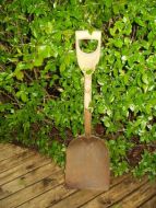 Gammel og ubrukt spade fra tidleg 1900