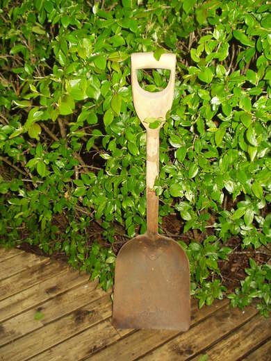Gammel og ubrukt spade fra tidleg 1900