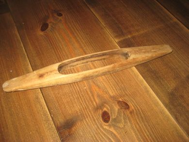 Gammel vevskyttel, ca 33 cm lang. Merka BPC. 