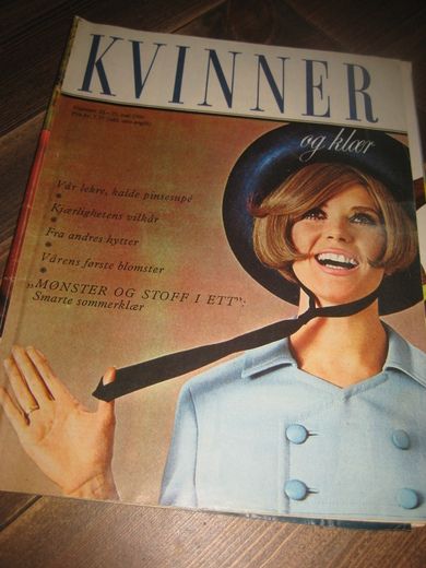 1966 nr 022 KVINNER og klær