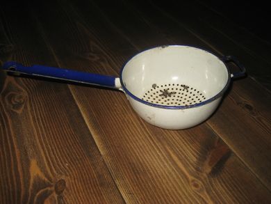 Emaljert sil med blåkant, 50 tallet.
