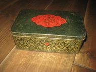 Gammel boks med lokk dekorert