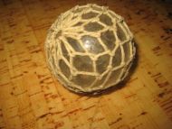 Lys rund kavlkule ca 7 cm i diameter brukt ved garnfiske i gamle dager
