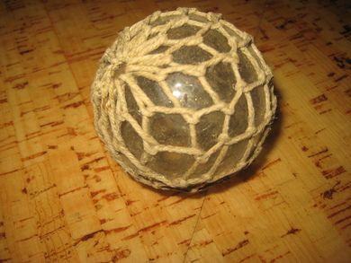 Lys rund kavlkule ca 7 cm i diameter brukt ved garnfiske i gamle dager