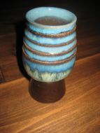 Pen vase i keramikk, ca 14 cm høg. 