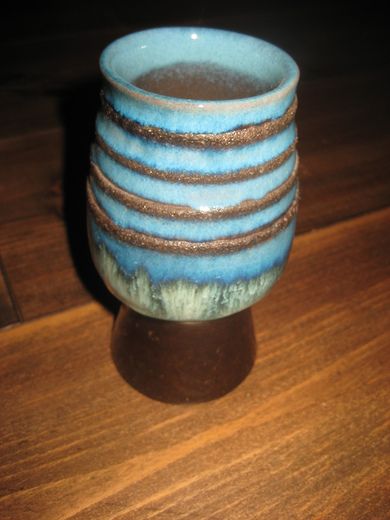 Pen vase i keramikk, ca 14 cm høg. 