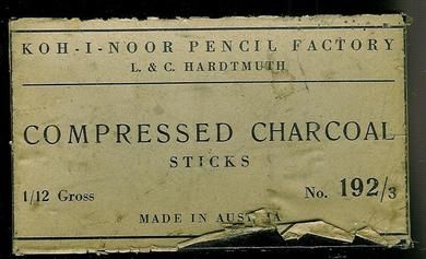 Eske med innhold kullstifter 30-40 tallet