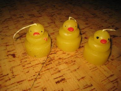 Lot med påskekyllinger i stearinlys Ca 5 cm høge selges under ett