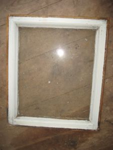 Gammelt vindu, ca 44*50 cm stort, brest i glass, ikkje til hinder for bruk. .