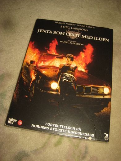 JENTA SOM LEKTE MED ILDEN 2009 15 ÅR 124 MIN