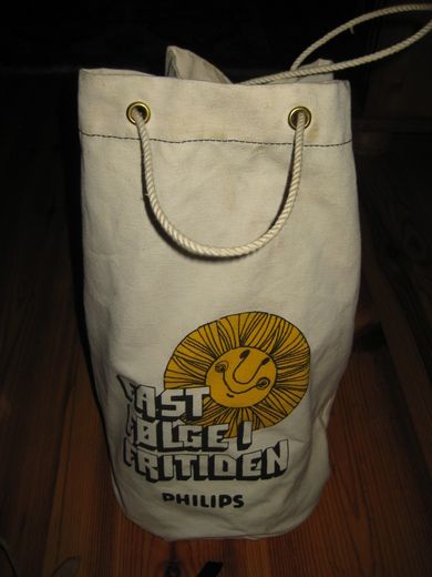 Skulderveske fra 70 tallet med reklame fra PHILLIPS Tekst: FAST FØLGE I FRITIDEN