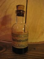 Vanilledraaber fra Svaneapotheket Aalesund med noe innhold 30-40 tallet