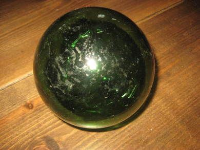 Rund kavlkule fra tidleg 1900 brukt ved garnfiske på tidleg 1900 ca 10 cm i diameter mørk grønn