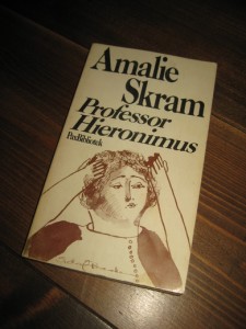 SKRAM, AMALIE: PROFESSOR HIERONIMUS. 1974. 