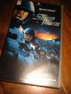STARSHIP TROOPERS 15 ÅR 124 MIN 1997