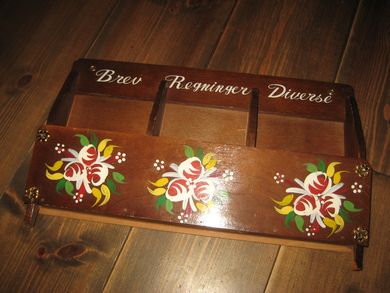 Noe for deg? Her er det plass til dine brev regninger og andre ting Ca 41*25 cm stor