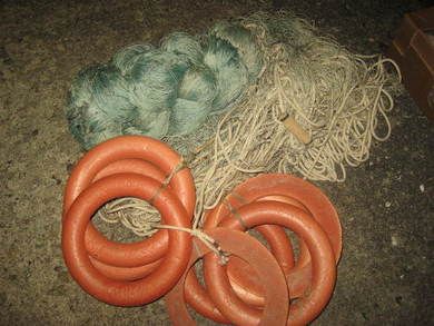 Gammelt garn med flyteringer som er ferdig fiska no som dekorasjon i sjøbod kjellerstue etc etc Fra 40-50 tallet